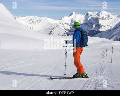 Ski skieur sur piste bleue de 14 km Les Cascades dans le Grand Massif dans les Alpes françaises. Flaine, Haute Savoie, Rhône-Alpes, France Banque D'Images