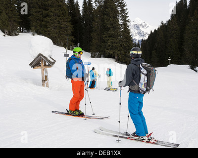Les skieurs par les Cascades blue ski dans le Grand Massif domaine skiable. Sixt, Samoëns, Haute Savoie, Rhône-Alpes, France Banque D'Images