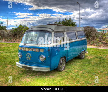 VW Volkswagen T2 bleu le camping-car contre ciel dramatique dans HDR Banque D'Images