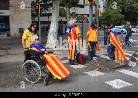 Barcelone, Catalogne, Espagne. Mercredi 11 septembre : les personnes âgées attendent le début du catalan. Banque D'Images