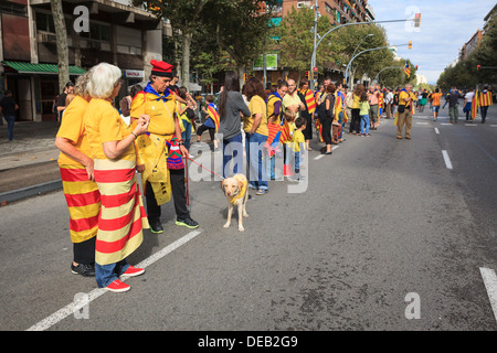 Barcelone, Catalogne, Espagne. Mercredi 11 Septembre : Les gens attendent le début du catalan. Banque D'Images