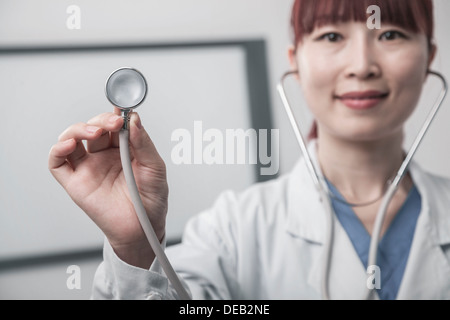 Portrait of female doctor with stethoscope Banque D'Images