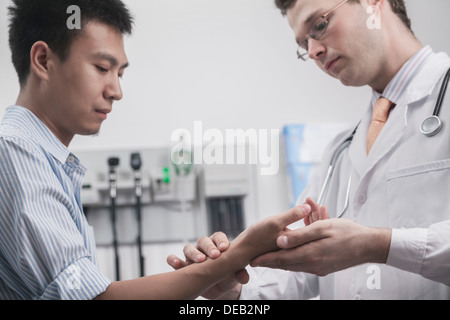 Des patients du médecin sur le poignet d'impulsions Banque D'Images