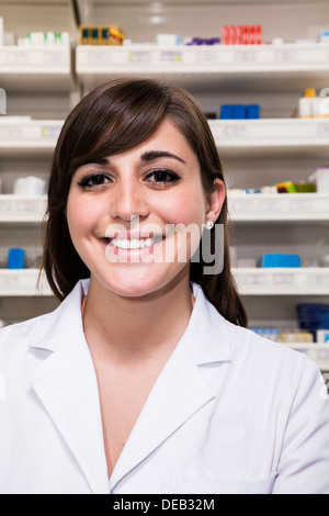 Portrait of smiling young pharmacien regardant la caméra dans une pharmacie Banque D'Images