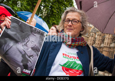 Londres, Royaume-Uni. 15e Août, 2013. Londres roumains et les environnementalistes de protestation devant le Parlement contre le projet de mine d'or de Rosia Montana, en Transylvanie qui utilisent de grandes quantités de cyanure. Crédit : Paul Davey/Alamy Live News Banque D'Images