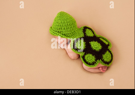 Sleeping Newborn Baby in Costume Tortue Banque D'Images