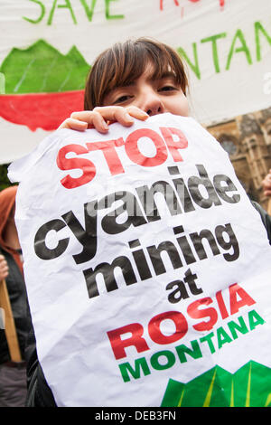 Londres, Royaume-Uni. 15e Août, 2013. Londres roumains et les environnementalistes de protestation devant le Parlement contre le projet de mine d'or de Rosia Montana, en Transylvanie qui utilisent de grandes quantités de cyanure. Crédit : Paul Davey/Alamy Live News Banque D'Images