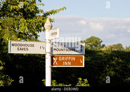 Poteaux de signalisation dans le village de Swithland dans le Leicestershire Banque D'Images