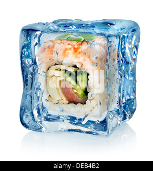 Sushi dans ice cube isolé sur fond blanc Banque D'Images