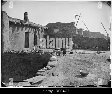 Une vue de Zuni Pueblo, une communauté amérindienne historique au Nouveau-Mexique, mettant en valeur ses structures traditionnelles en adobe et son patrimoine culturel. Banque D'Images