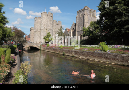 Couple swimming in the Great Stour près de Westgate et de l'église dans la région de Canterbury, Kent, UK. Banque D'Images