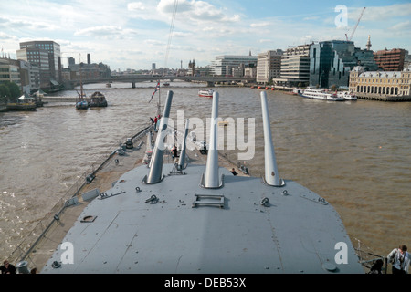 Vue depuis le pont sur l'avant-triple tourelles sur le HMS Belfast le long de la rivière Thames, London, UK. Banque D'Images