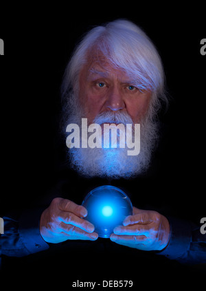 Magic Ball - Magicien homme avec boule de cristal bleu Banque D'Images