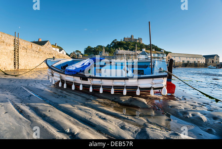 Le port et les bateaux à St Michaels Mount devant la côte de près de Penzance Cornwall Marazion dans Banque D'Images