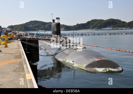 US Navy attaque rapide de classe Los Angeles sous-marin nucléaire USS Charlotte amarré au parc automobile de commandant au cours d'une visite programmée de Yokosuka le 12 septembre 2013 à Yokosuka, Japon. Banque D'Images