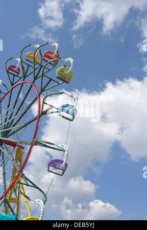 Les gens d'une grande roue de couleur le tagainst ciel bleu à la foire de l'état de montagne de la Caroline du Nord Banque D'Images