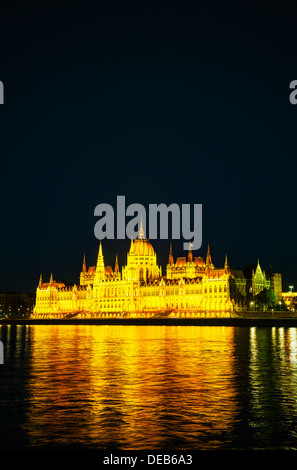 Chambres du Parlement hongrois à Budapest à la nuit Banque D'Images