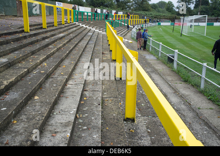 Vue générale de près de terrasses vides à Hitchin Town Football Club North Hertfordshire UK Banque D'Images