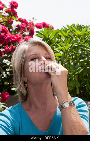 60's attractive blonde Woman Smiling at Camera, USA Banque D'Images
