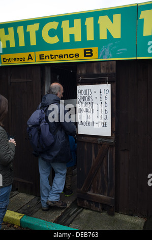 Vue générale de spectateurs entrant dans la ville de Hitchin sur FC match day par tourniquets à l'ancienne. Banque D'Images