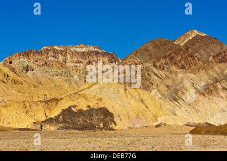 Hills sur l'approche de l'entraînement des artistes, de Badwater Road, Death Valley, Californie, USA. JMH5381 Banque D'Images