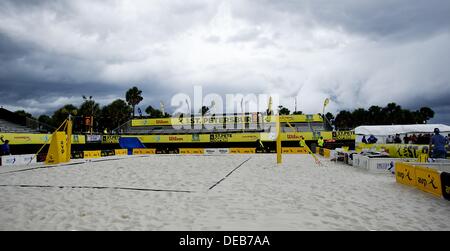 Saint Petersburg, Florida, USA. 15e Août, 2013. St Petersburg : Mauvais temps envoie la foule fuyant après les vents soufflent vers le bas et structures envoyer les drapeaux flottants à l'AVP Pro Tour 2013 Volley-ball. (Photos par Andrew Patron) © Andrew Patron/ZUMAPRESS.com/Alamy Live News Banque D'Images