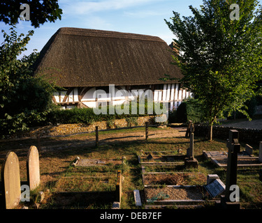 La maison du clergé vu du cimetière de St Andrews, Alfriston, East Sussex, UK Banque D'Images