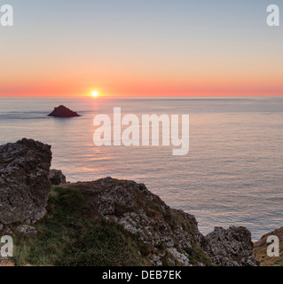 Coucher de soleil sur la pointe Pentire croupions sur sur la côte atlantique du Cornwall Banque D'Images