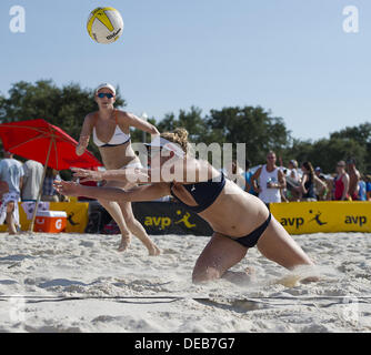 Saint Petersburg, Florida, USA. 14e Août, 2013. Médaillé d'argent de Saint-Pétersbourg : Jennifer Kessy creuse un épi. Kessey et partenaire April Ross défait Olaya Pazo / Kendra Van Teslaar dans le 2013 AVP Pro Beach Volleyball Tour vient à la Floride. © Andrew Patron/ZUMAPRESS.com/Alamy Live News Banque D'Images