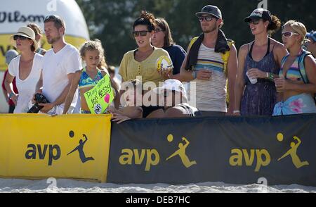 Saint Petersburg, Florida, USA. 14e Août, 2013. St Petersburg : Fans cheer sur JENNIFER KESSY et April Ross dans le partenaire 2013 AVP Pro Beach Volleyball Tour vient à la Floride. © Andrew Patron/ZUMAPRESS.com/Alamy Live News Banque D'Images