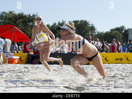 Saint Petersburg, Florida, USA. 14e Août, 2013. Médaillé d'argent de Saint-Pétersbourg : Jennifer Kessy creuse un épi. Kessey et partenaire April Ross défait Olaya Pazo / Kendra Van Teslaar dans le 2013 AVP Pro Beach Volleyball Tour vient à la Floride. © Andrew Patron/ZUMAPRESS.com/Alamy Live News Banque D'Images