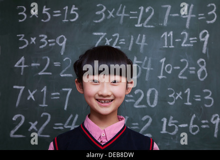 Portrait de lycéenne en face du tableau noir avec les équations mathématiques Banque D'Images