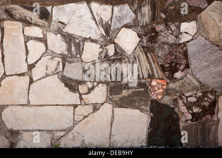 Des morceaux disparates de marbre de couleur fixés dans un mur Banque D'Images