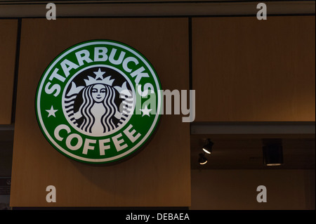 Un signe de l'exposition de Starbucks sur le mur de l'Aéroport International d'Orlando en Floride Banque D'Images