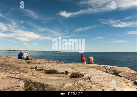 Un vieux couple assis sur les rochers surplombant l'océan au point Judith, Rhode Island USA Banque D'Images