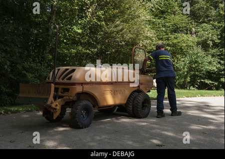 Un homme à l'aide d'un super modèle Rayco RG50 4X4 Rogneuse pour supprimer une souche d'arbre dans la région de Foster, Rhode Island. Banque D'Images