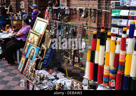 Boutique vendant des religieux dans l'église de San Jose - Centre de Medellin .Département d'Antioquia. Colombie Banque D'Images