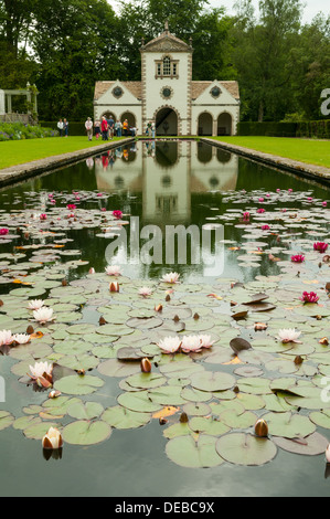 Terrasse et l'axe du canal de moulin, les jardins Bodnant, Conwy, Pays de Galles Banque D'Images