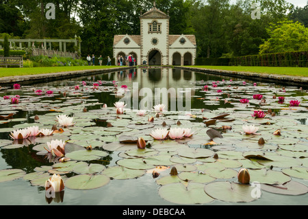 Terrasse et l'axe du canal de moulin, les jardins Bodnant, Conwy, Pays de Galles Banque D'Images