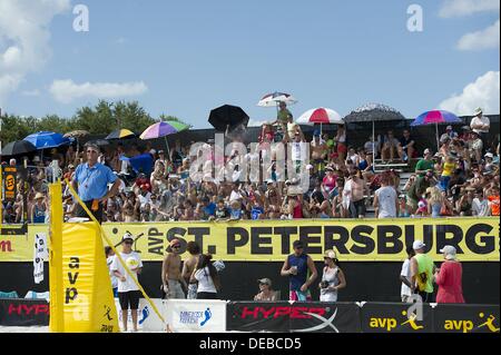 Saint Petersburg, Florida, USA. 15e Août, 2013. St Petersburg : la foule à la 2013 AVP Pro Beach Volleyball Tour Finals à St Pétersbourg essaie de rester froid en étant aspergés. (Photos par Andrew Patron) © Andrew Patron/ZUMAPRESS.com/Alamy Live News Banque D'Images