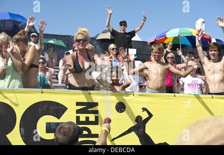 Saint Petersburg, Florida, USA. 15e Août, 2013. St Petersburg : la foule à la 2013 AVP Pro Beach Volleyball Tour Finals à St Pétersbourg essaie de rester froid en étant aspergés. (Photos par Andrew Patron) © Andrew Patron/ZUMAPRESS.com/Alamy Live News Banque D'Images