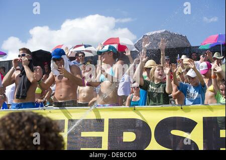 Saint Petersburg, Florida, USA. 15e Août, 2013. St Petersburg : la foule à la 2013 AVP Pro Beach Volleyball Tour Finals à St Pétersbourg essaie de rester froid en étant aspergés. (Photos par Andrew Patron) © Andrew Patron/ZUMAPRESS.com/Alamy Live News Banque D'Images