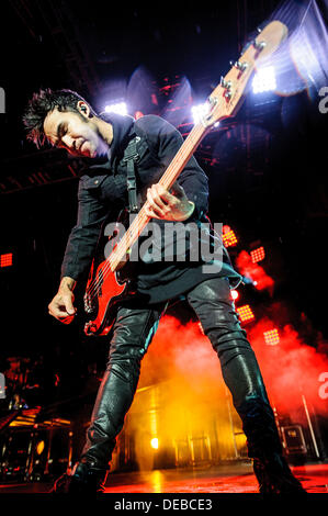 Toronto, Ontario, Canada. 15e Août, 2013. PETE WENTZ, bassiste pour groupe de rock américain "Fall Out Boy" joue sur la plage d'Echo, à Toronto. /ZUMAPRESS.com/Alamy Vidyashev © Igor Live News Banque D'Images