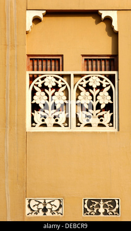 Décoration de fenêtres sculptées ornementales sur une maison traditionnelle dans la région de Al Bastakiya le centre historique de la ville de Bur Dubai Banque D'Images