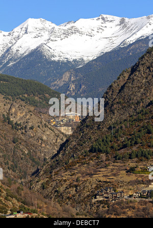 Vue de La Casa en Andorre-la-Vieille à au nord vers le village de montagne de Sispony à distance en face de la neige-couvertes Banque D'Images
