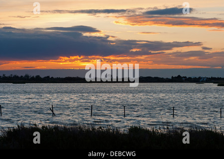 Coucher de soleil sur l'Étang de Vaccarès, Camargue, sud de la France, France, Europe Banque D'Images