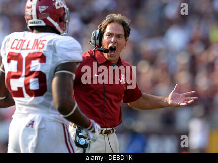 College Station, Texas, USA. 16e Août, 2013. 14 septembre 2013 - College Station, Texas, USA - 14 septembre 2013 : Alabama Crimson Tide Head Coach Nick Saban aider ses joueurs sur le terrain pendant le jeu entre l'Université de l'Alabama Crimson Tide et l'Université Texas A&M Aggies à Kyle Field Stadium de College Station, Texas. Alabama mène au 1er semestre contre Texas A&M, 28-14. Credit : csm/Alamy Live News Banque D'Images