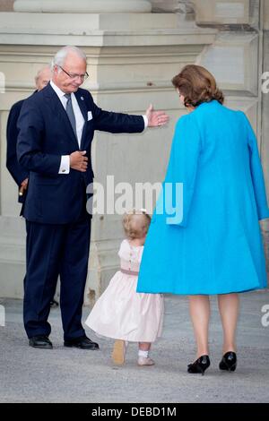 Stockholm, Suède. 15e Août, 2013. Le roi Carl-Gustaf, la reine Silvia et la princesse Estelle de Suède assister à l'ouverture de la célébration de la danse de la ville de Stockholm, à l'occasion de le Roi Carl Gustaf's 40ème jubilé à la cour intérieure du Palais Royal de Stockholm, Suède, le 15 septembre 2013. Photo : Patrick van Katwijk/dpa/Alamy Live News Banque D'Images