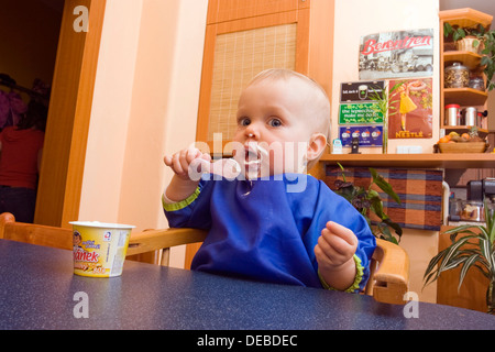 Bébé, 1 ans, manger Banque D'Images