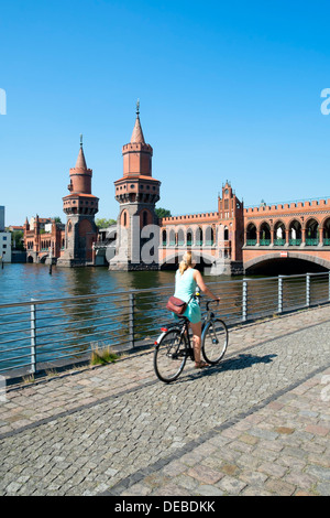 Oberbaum Bridge crossing River Spree à Berlin Allemagne Banque D'Images